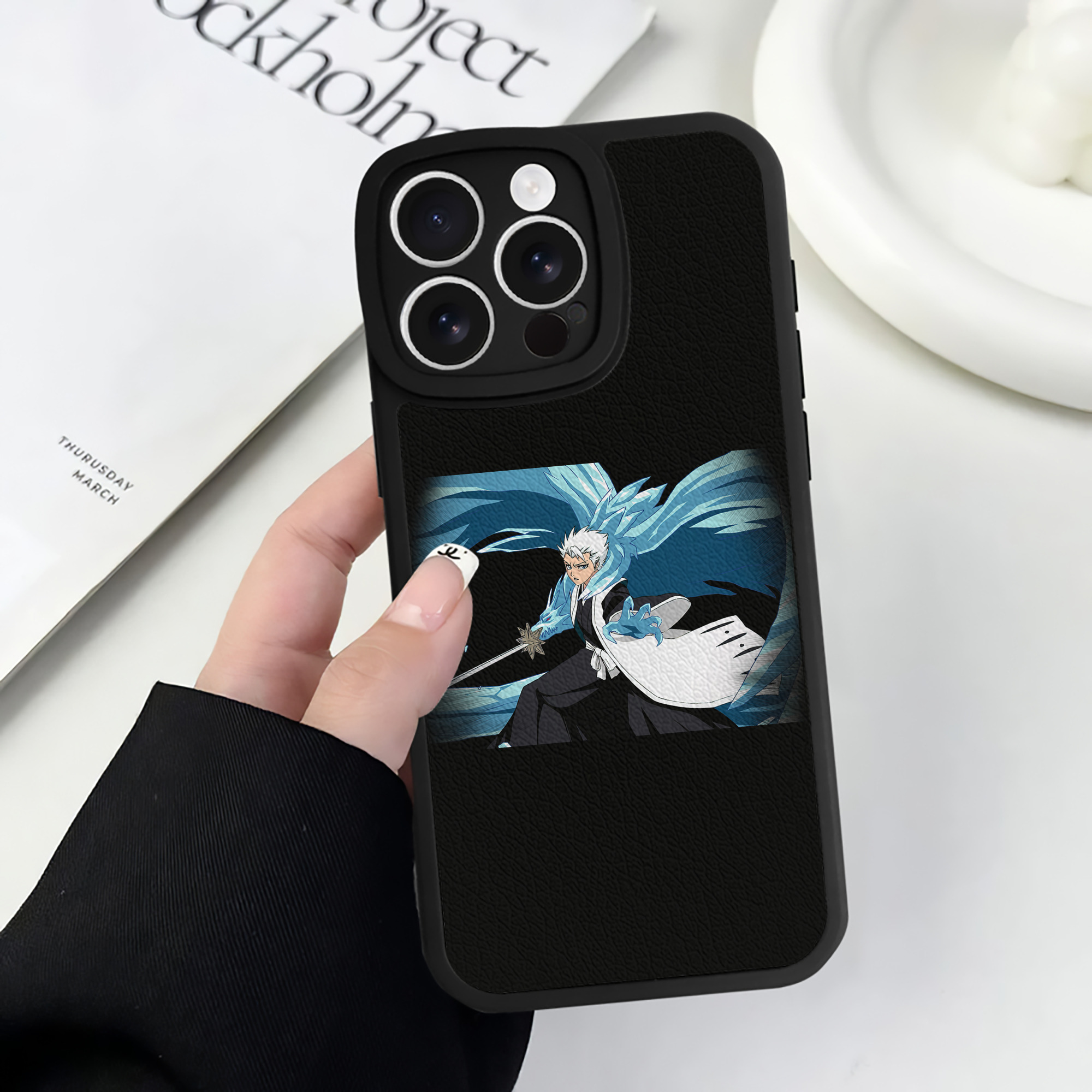 （画像用） ブリーチ 日番谷冬獅郎（ひつがや とうしろう） BLEACH Hitsugaya Toushirou 【iPhone 16シリーズ対応】シリコンスマホケース（レザー調） 材質：シリコン